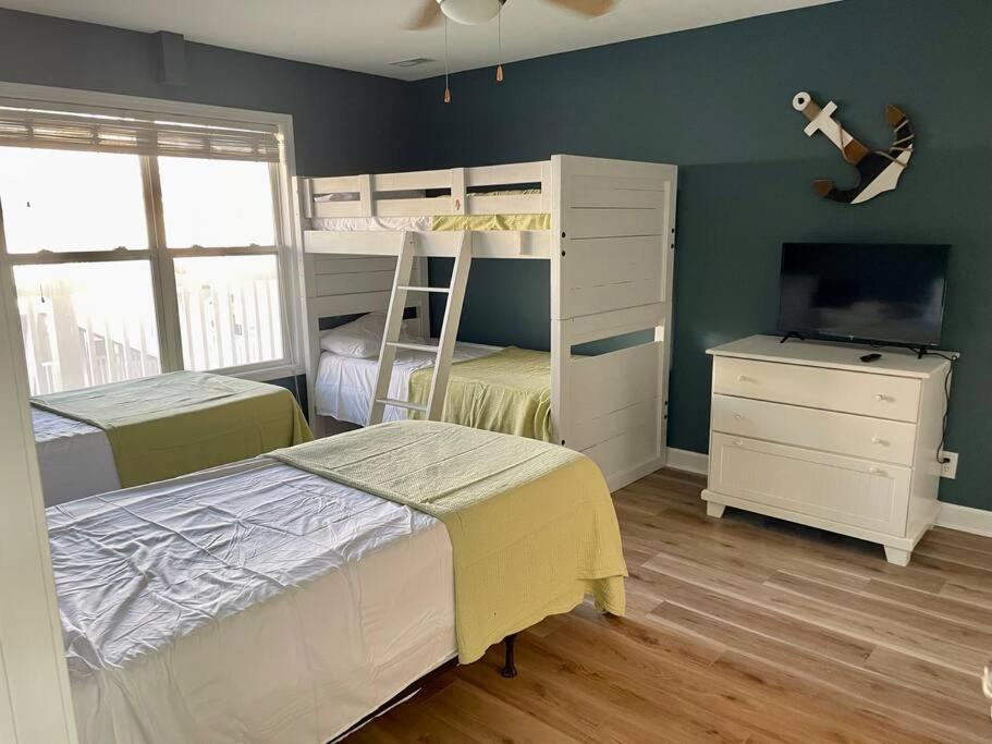 3 Bedroom Condo, Ocean Views & Short Walk To Beach! Oak Island Kültér fotó