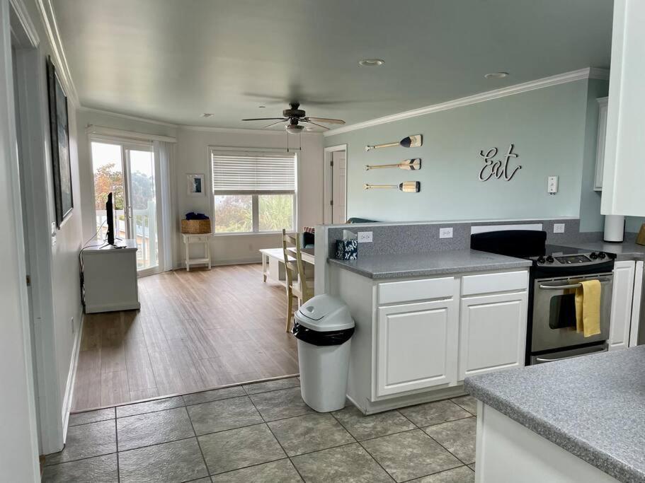 3 Bedroom Condo, Ocean Views & Short Walk To Beach! Oak Island Kültér fotó