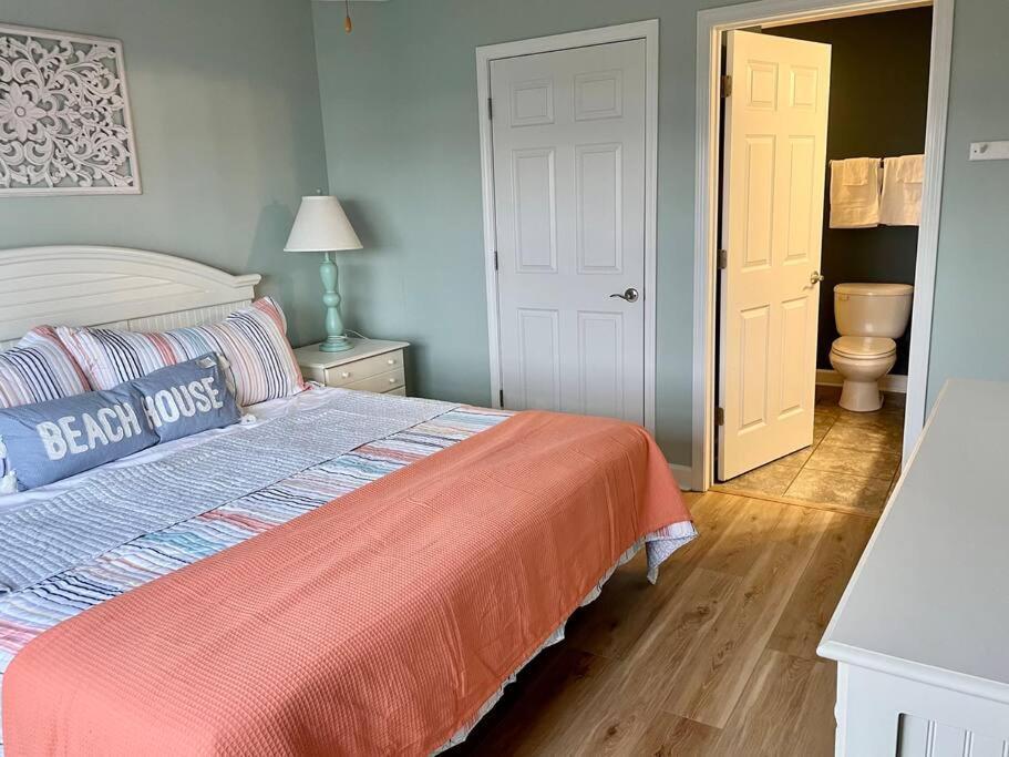 3 Bedroom Condo, Ocean Views & Short Walk To Beach! Oak Island Kültér fotó