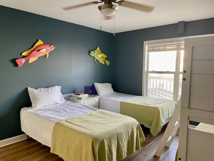 3 Bedroom Condo, Ocean Views & Short Walk To Beach! Oak Island Kültér fotó